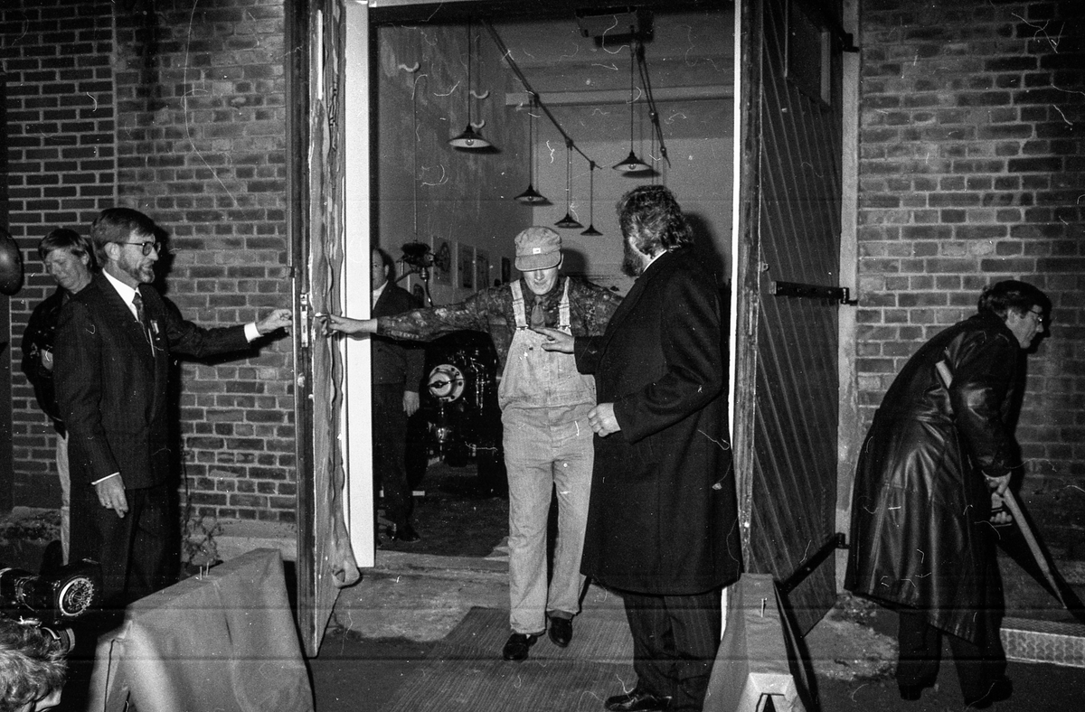 Båtmotormuseet åpnes i Drøbak. Drøbak Båtforenings Maritime samlinger er navnet.
Øystein Øystå, ordfører Bjørn Loge, Kjell Aukrust og Jahn Otto Johansen.
Fotograf: ØB Ukjent