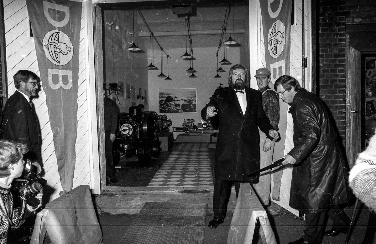Båtmotormuseet åpnes i Drøbak. Drøbak Båtforenings Maritime samlinger er navnet.
Øystein Øystå, ordfører Bjørn Loge, Kjell Aukrust og Jahn Otto Johansen.
Fotograf: ØB Ukjent