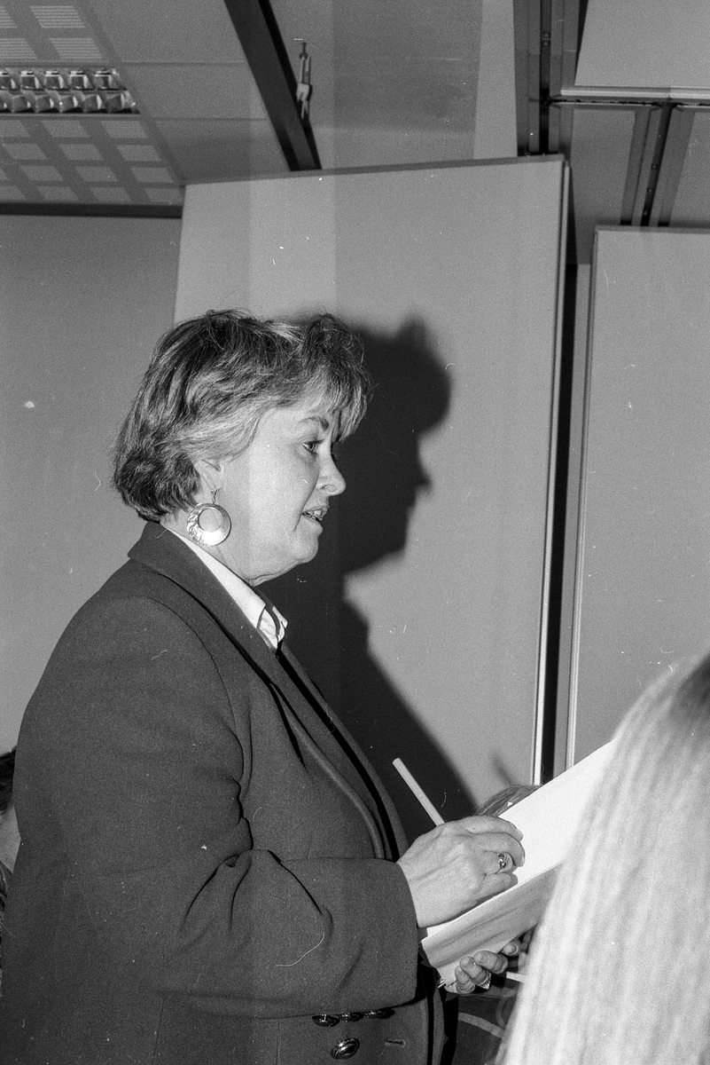 Årsmøte i Oppegård Kunstforening. Endring i formålsparagrafen, amatører får ikke stille ut sammen med kunstnerne. Mange vil melde seg ut. Tove Toftem formann i Kolbotn malerklubb melder ut malerklubben.
Foreningens formann Aina Bøhn og styremedlem Øyvind Brune. 
Fotograf: ØB Ukjent