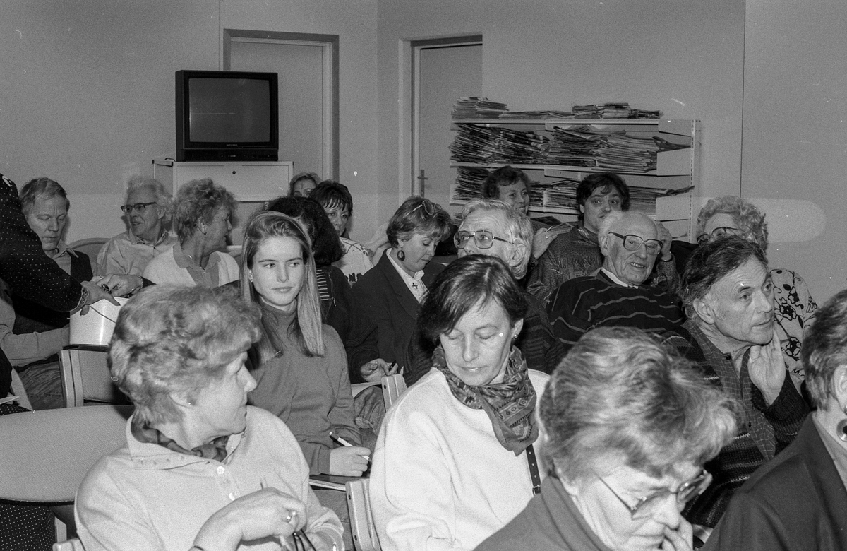 Årsmøte i Oppegård Kunstforening. Endring i formålsparagrafen, amatører får ikke stille ut sammen med kunstnerne. Mange vil melde seg ut. Tove Toftem formann i Kolbotn malerklubb melder ut malerklubben.
Foreningens formann Aina Bøhn og styremedlem Øyvind Brune. 
Fotograf: ØB Ukjent