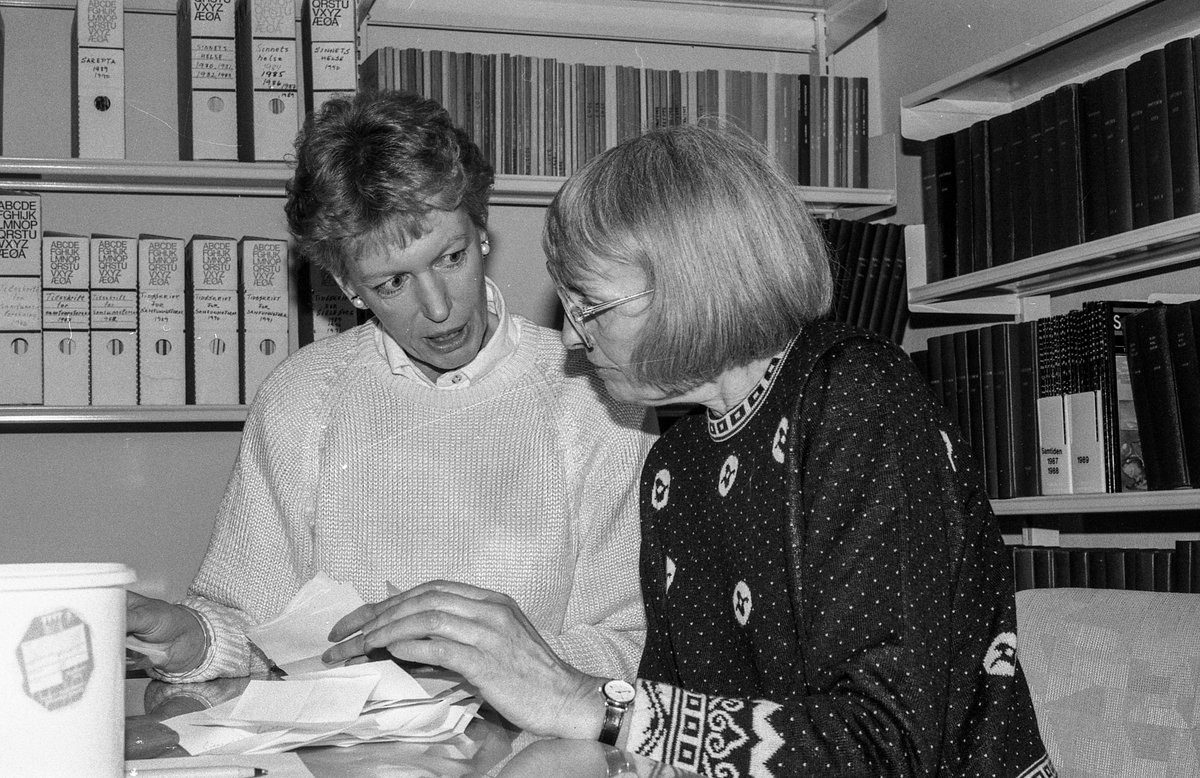 Årsmøte i Oppegård Kunstforening. Endring i formålsparagrafen, amatører får ikke stille ut sammen med kunstnerne. Mange vil melde seg ut. Tove Toftem formann i Kolbotn malerklubb melder ut malerklubben.
Foreningens formann Aina Bøhn og styremedlem Øyvind Brune. 
Fotograf: ØB Ukjent