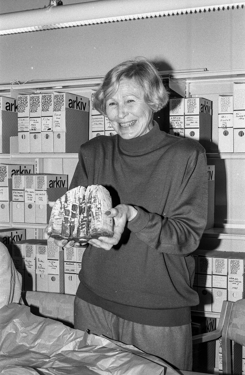 Årsmøte i Oppegård Kunstforening. Endring i formålsparagrafen, amatører får ikke stille ut sammen med kunstnerne. Mange vil melde seg ut. Tove Toftem formann i Kolbotn malerklubb melder ut malerklubben.
Foreningens formann Aina Bøhn og styremedlem Øyvind Brune. 
Fotograf: ØB Ukjent