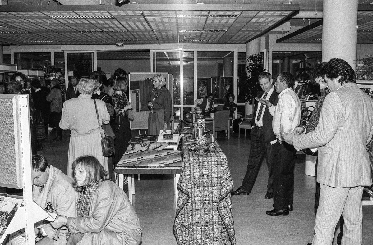 Oppegård kunstforening, gjenvalg på styret.
Fra høyre: leder Aina Bøhn, sekretær Randi Vik, styremedlem Ragnhild Østbye, kasserer Trond Dancke, styremedlem Magnhild Andersen, kunsterisk representant og styremedlem Hans Østeng og vararepresentant Håkon Andreassen.
Fotograf: ØB Wolden