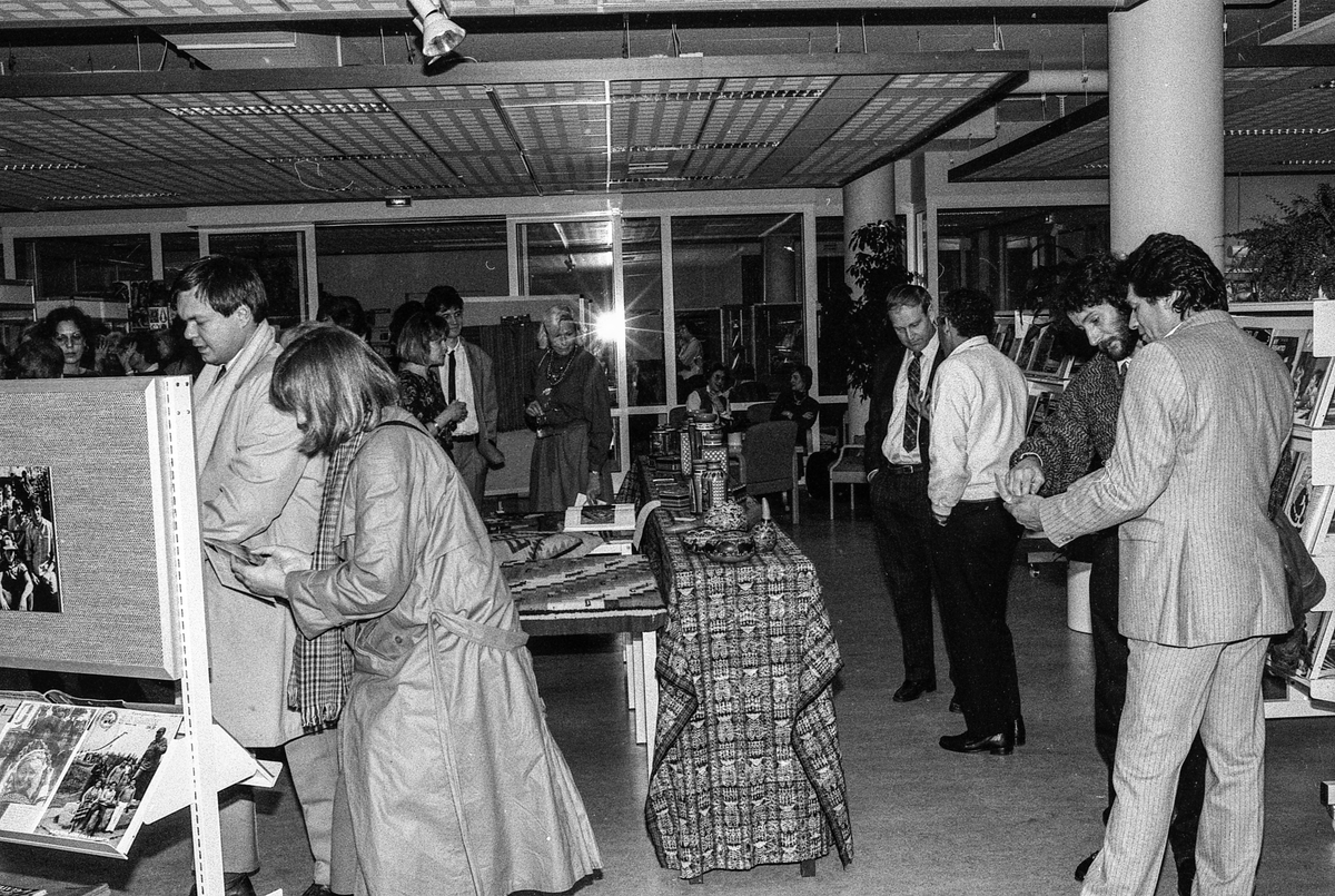 Oppegård kunstforening, gjenvalg på styret.
Fra høyre: leder Aina Bøhn, sekretær Randi Vik, styremedlem Ragnhild Østbye, kasserer Trond Dancke, styremedlem Magnhild Andersen, kunsterisk representant og styremedlem Hans Østeng og vararepresentant Håkon Andreassen.
Fotograf: ØB Wolden