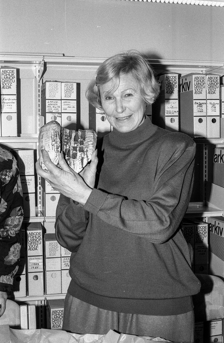 Årsmøte i Oppegård Kunstforening. Endring i formålsparagrafen, amatører får ikke stille ut sammen med kunstnerne. Mange vil melde seg ut. Tove Toftem formann i Kolbotn malerklubb melder ut malerklubben.
Foreningens formann Aina Bøhn og styremedlem Øyvind Brune. 
Fotograf: ØB Ukjent