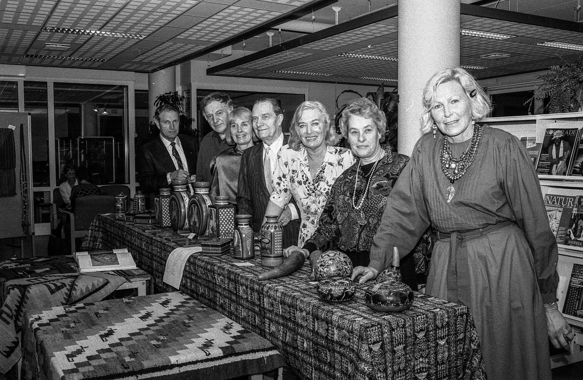 Oppegård kunstforening, gjenvalg på styret.
Fra høyre: leder Aina Bøhn, sekretær Randi Vik, styremedlem Ragnhild Østbye, kasserer Trond Dancke, styremedlem Magnhild Andersen, kunsterisk representant og styremedlem Hans Østeng og vararepresentant Håkon Andreassen.
Fotograf: ØB Wolden