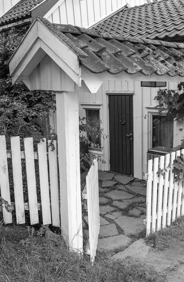 Diverse motiver fra Son sentrum. Villa i Strandvegen i Son, bebodd av Carl Dørnberger fra 1896. Kunstneren Arne Samuelsen (Tassulv) bor der nå.