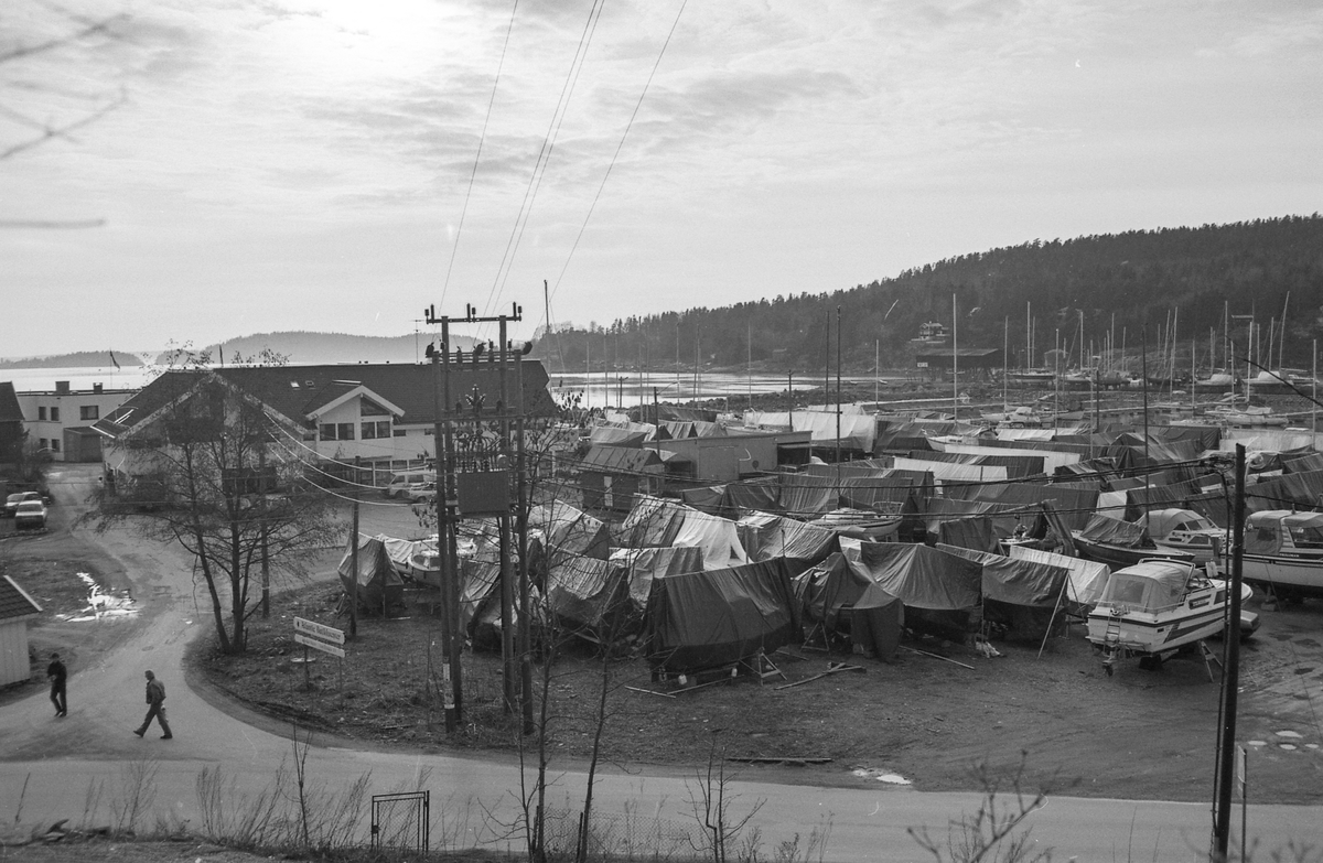 Son skal bygges ut med 3400 kvm. fordelt på fire bygg.. Motiver fra båthavna i Son, Hølenselva, båtopplag og brygger.