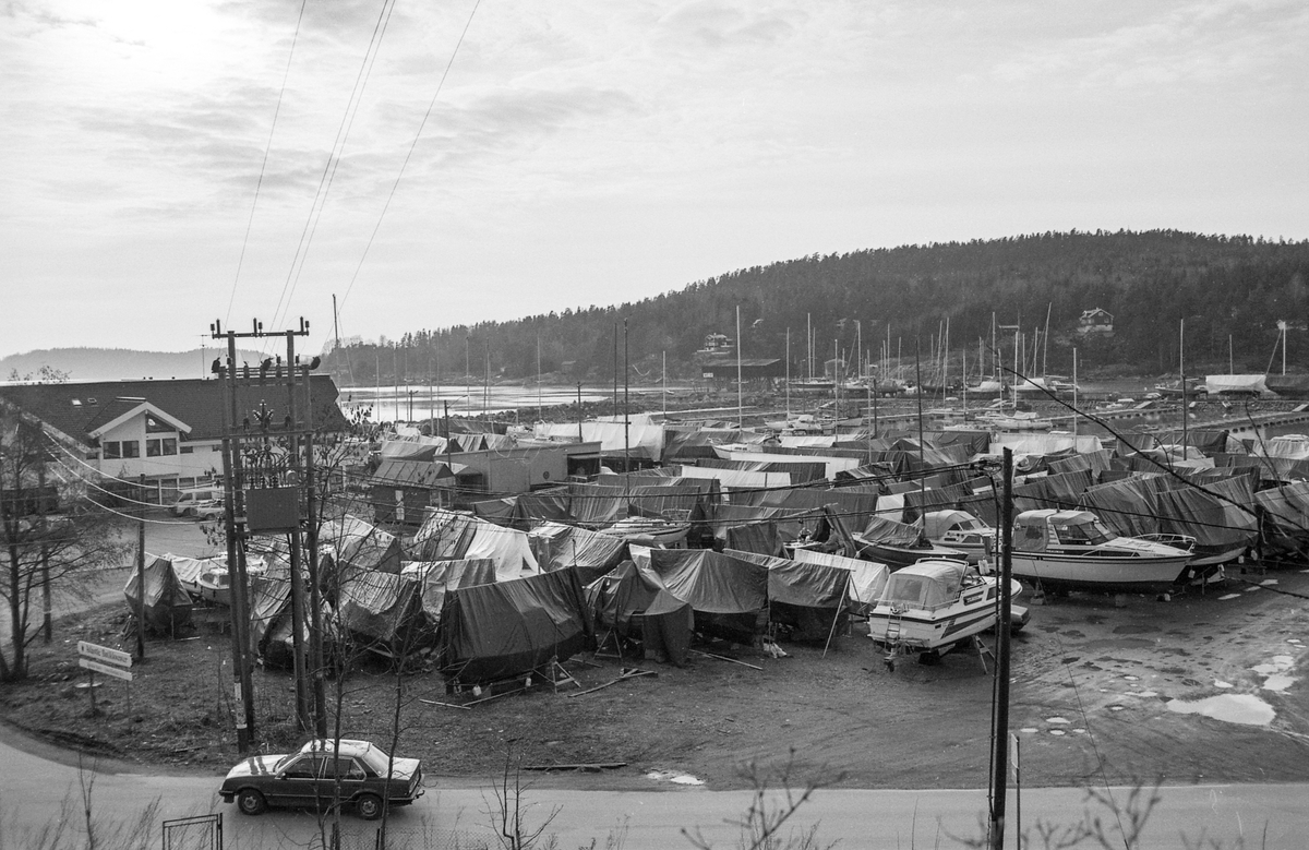 Son skal bygges ut med 3400 kvm. fordelt på fire bygg.. Motiver fra båthavna i Son, Hølenselva, båtopplag og brygger.
