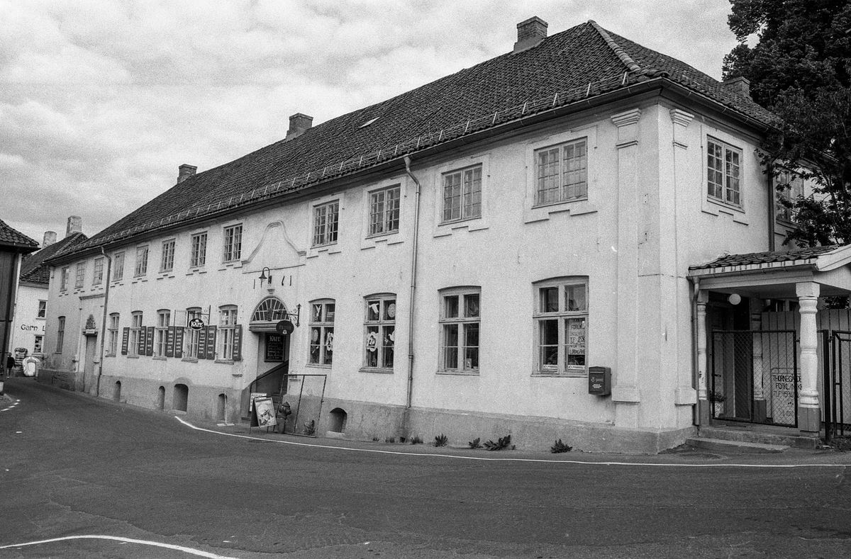 Kunstnerhjemmene i Son. 
Thornegården fra 1629, her holdt maleren Oluf Wold-Torne til (1867-1919). 
I Villa Holland ved Kugrava holdt Søren Onsager til (1878-1946).
I huset Pjåken holdt dramatikeren Nils Kjær til (1870-1924).
Brødrene Bjarne (1882-1970) og Sigurd Eriksen (1884-1976) og Alf Løvberg (1899-1986) holdt også til i Son.