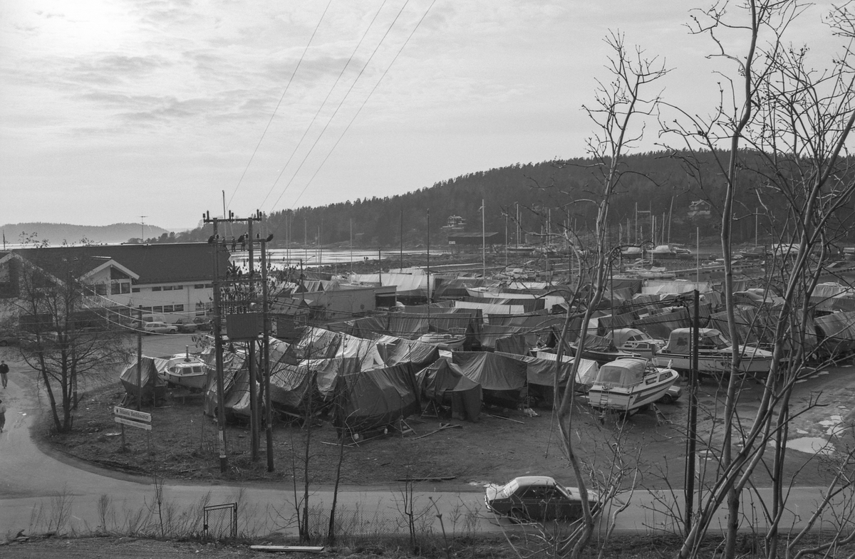 Son skal bygges ut med 3400 kvm. fordelt på fire bygg.. Motiver fra båthavna i Son, Hølenselva, båtopplag og brygger.