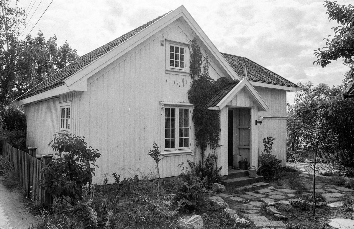Kunstnerhjemmene i Son. 
Thornegården fra 1629, her holdt maleren Oluf Wold-Torne til (1867-1919). 
I Villa Holland ved Kugrava holdt Søren Onsager til (1878-1946).
I huset Pjåken holdt dramatikeren Nils Kjær til (1870-1924).
Brødrene Bjarne (1882-1970) og Sigurd Eriksen (1884-1976) og Alf Løvberg (1899-1986) holdt også til i Son.