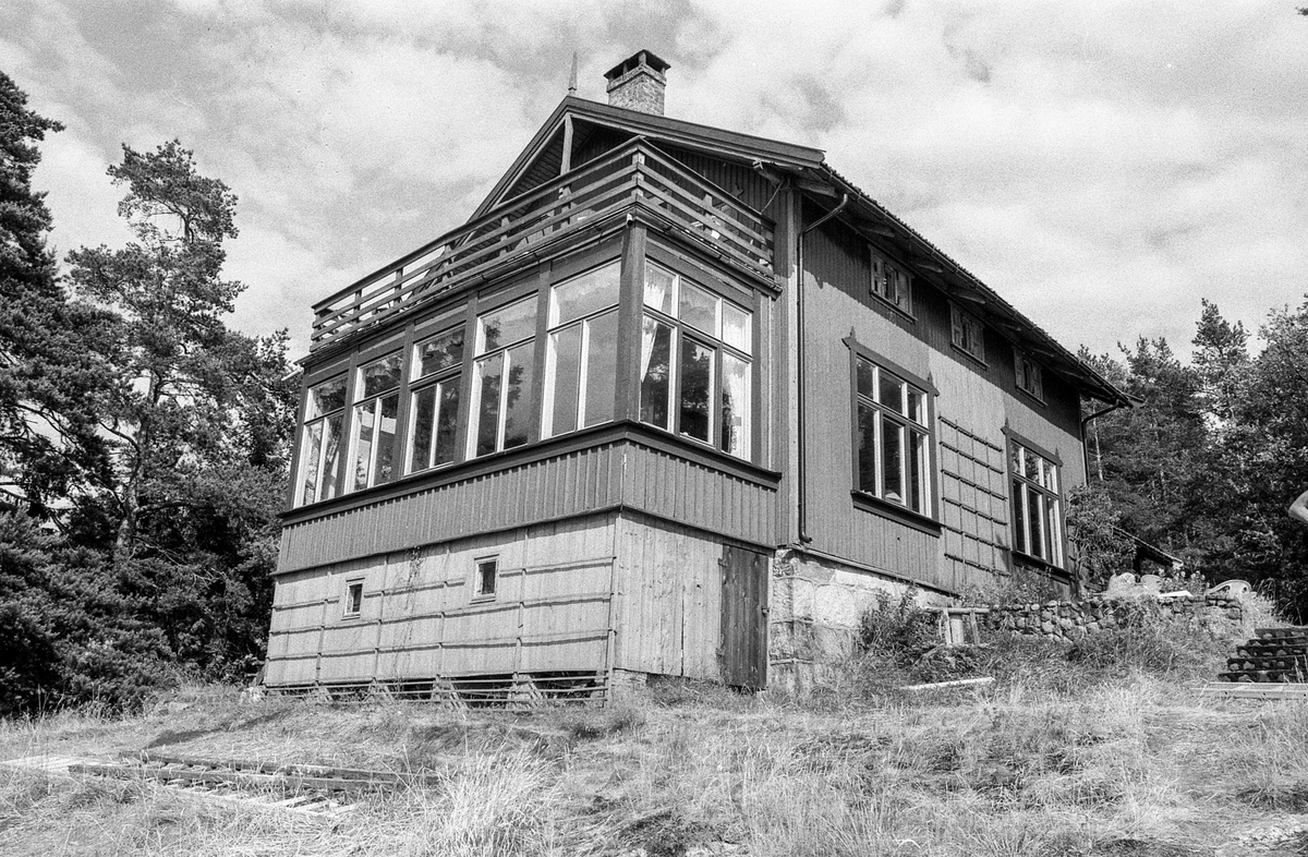 Kunstnerhjemmene i Son. 
Thornegården fra 1629, her holdt maleren Oluf Wold-Torne til (1867-1919). 
I Villa Holland ved Kugrava holdt Søren Onsager til (1878-1946).
I huset Pjåken holdt dramatikeren Nils Kjær til (1870-1924).
Brødrene Bjarne (1882-1970) og Sigurd Eriksen (1884-1976) og Alf Løvberg (1899-1986) holdt også til i Son.