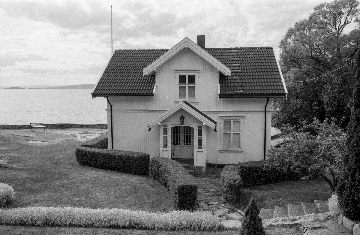 Kunstnerhjemmene i Son. 
Thornegården fra 1629, her holdt maleren Oluf Wold-Torne til (1867-1919). 
I Villa Holland ved Kugrava holdt Søren Onsager til (1878-1946).
I huset Pjåken holdt dramatikeren Nils Kjær til (1870-1924).
Brødrene Bjarne (1882-1970) og Sigurd Eriksen (1884-1976) og Alf Løvberg (1899-1986) holdt også til i Son.