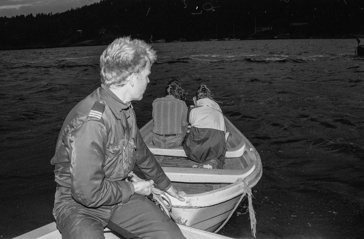 Storakson på fjorden ved Son blåste bort på grunn av dårlig vær.
Politmennene Ragnar Kivle (den lyseste), Jarl Andersen og Wibeke Bjerkås
Fotograf: ØB Ukjent
