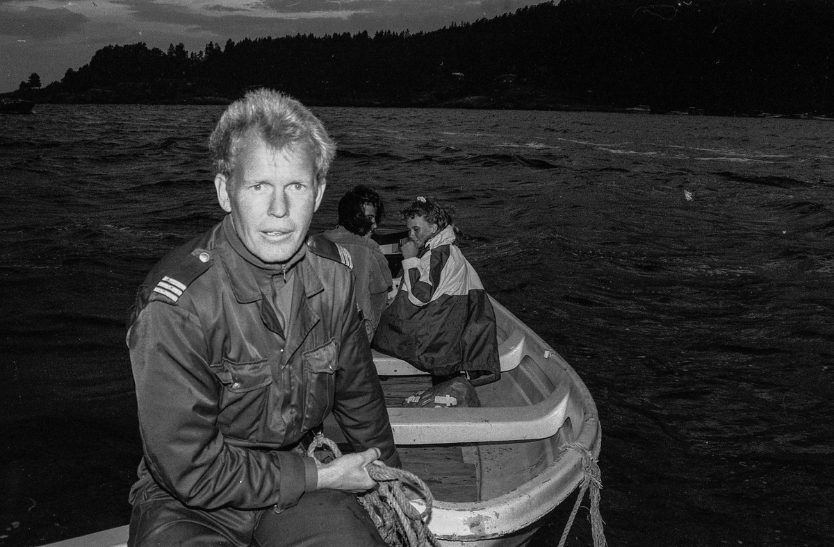 Storakson på fjorden ved Son blåste bort på grunn av dårlig vær.
Politmennene Ragnar Kivle (den lyseste), Jarl Andersen og Wibeke Bjerkås
Fotograf: ØB Ukjent