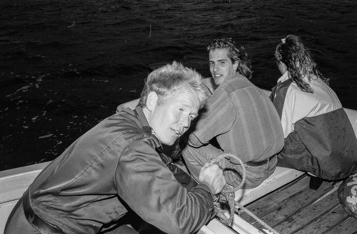 Storakson på fjorden ved Son blåste bort på grunn av dårlig vær.
Politmennene Ragnar Kivle (den lyseste), Jarl Andersen og Wibeke Bjerkås
Fotograf: ØB Ukjent