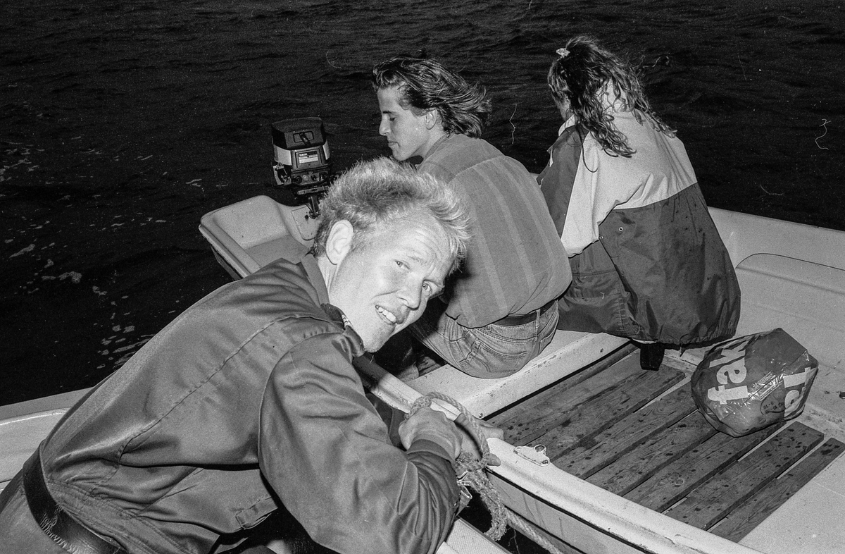 Storakson på fjorden ved Son blåste bort på grunn av dårlig vær.
Politmennene Ragnar Kivle (den lyseste), Jarl Andersen og Wibeke Bjerkås
Fotograf: ØB Ukjent
