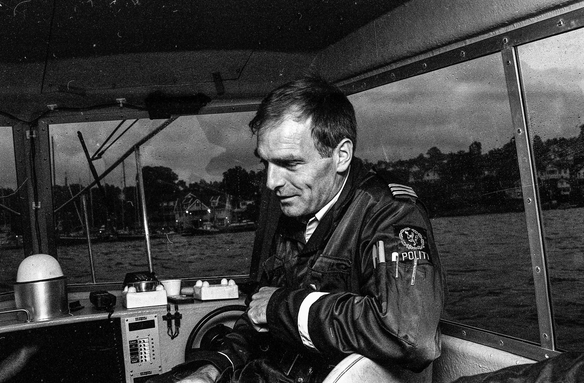 Storakson på fjorden ved Son blåste bort på grunn av dårlig vær.
Politmennene Ragnar Kivle (den lyseste), Jarl Andersen og Wibeke Bjerkås
Fotograf: ØB Ukjent