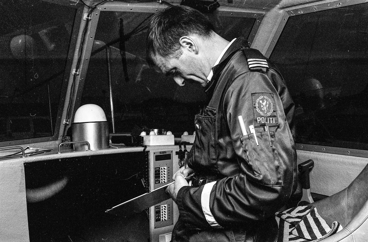 Storakson på fjorden ved Son blåste bort på grunn av dårlig vær.
Politmennene Ragnar Kivle (den lyseste), Jarl Andersen og Wibeke Bjerkås
Fotograf: ØB Ukjent