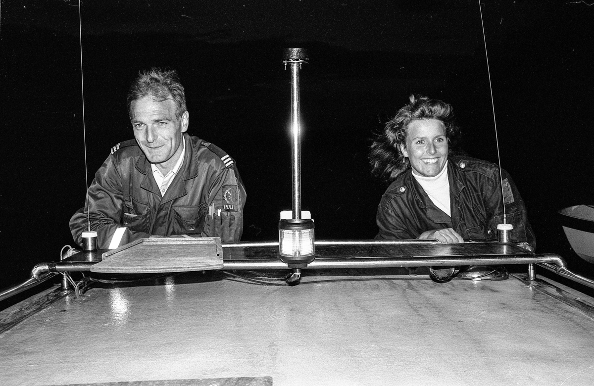 Storakson på fjorden ved Son blåste bort på grunn av dårlig vær.
Politmennene Ragnar Kivle (den lyseste), Jarl Andersen og Wibeke Bjerkås
Fotograf: ØB Ukjent
