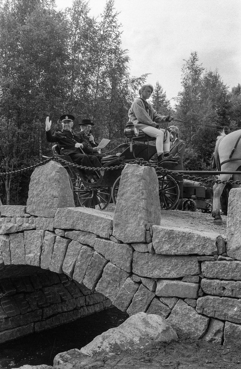 Åpningen av den nye steinvelvbroen over Dalsbekken, grenseskillet mellom Ski og Ås.