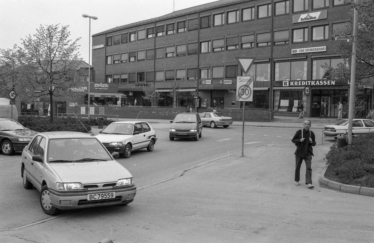 Diverse steder fra Ski sentrum. Jernbaneveien, Ski stasjon med undergangen, trapp til spor 2 og 3. Drosjebua, Elise Brekkebutikken. Inngangen til ØB. Rådhuset med plassen foran.
Fotograf: ØB Skole-elev