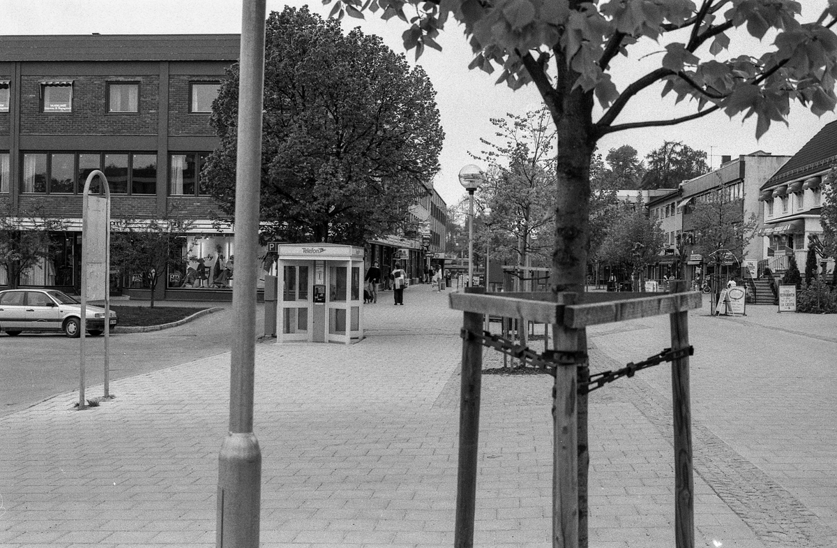 Diverse steder fra Ski sentrum. Jernbaneveien, Ski stasjon med undergangen, trapp til spor 2 og 3. Drosjebua, Elise Brekkebutikken. Inngangen til ØB. Rådhuset med plassen foran.
Fotograf: ØB Skole-elev