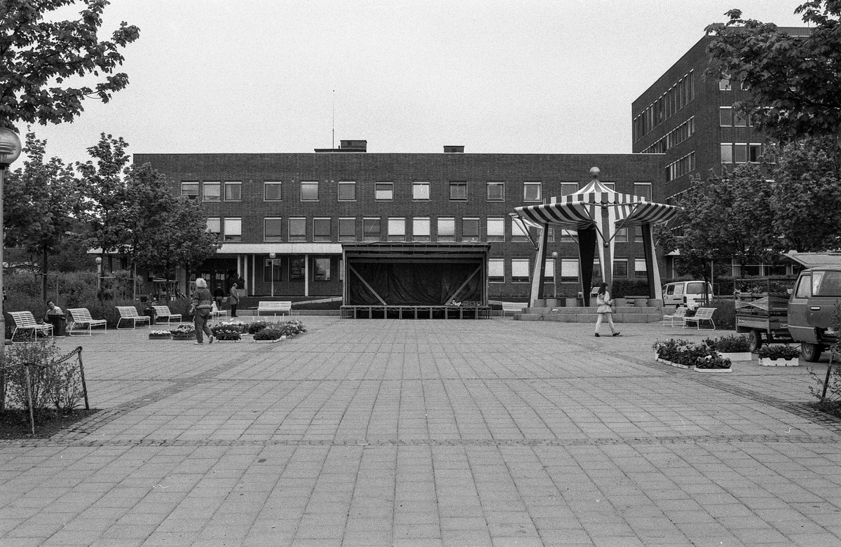 Diverse steder fra Ski sentrum. Jernbaneveien, Ski stasjon med undergangen, trapp til spor 2 og 3. Drosjebua, Elise Brekkebutikken. Inngangen til ØB. Rådhuset med plassen foran.
Fotograf: ØB Skole-elev