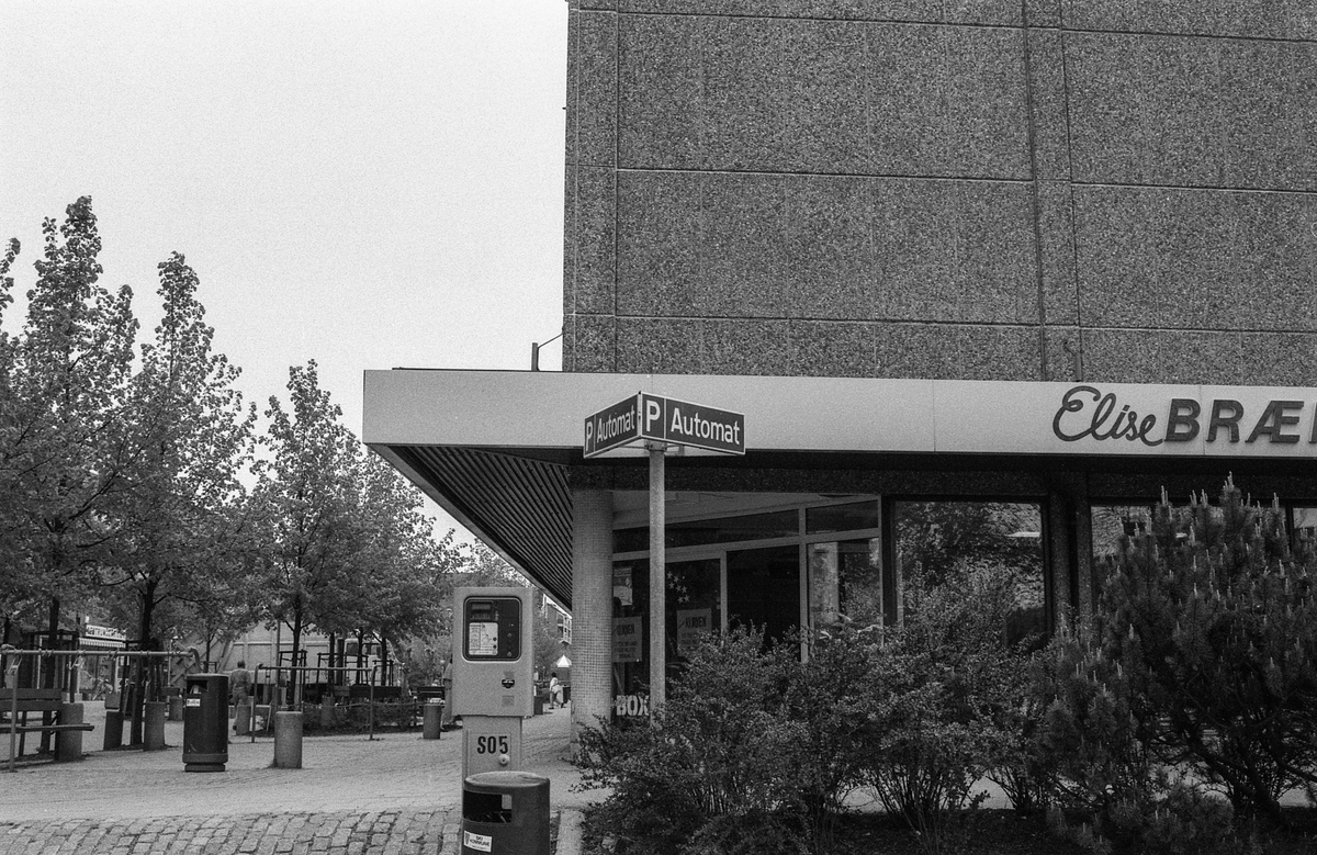 Diverse steder fra Ski sentrum. Jernbaneveien, Ski stasjon med undergangen, trapp til spor 2 og 3. Drosjebua, Elise Brekkebutikken. Inngangen til ØB. Rådhuset med plassen foran.
Fotograf: ØB Skole-elev