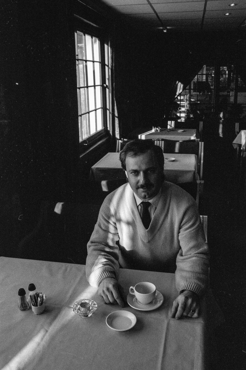 Vestby Hotell, ved resepsjonen daglig leder Reinard Sommer og resepsjonist Lise Simensen. Reinard Sommer med kaffekopp i spisesalen.