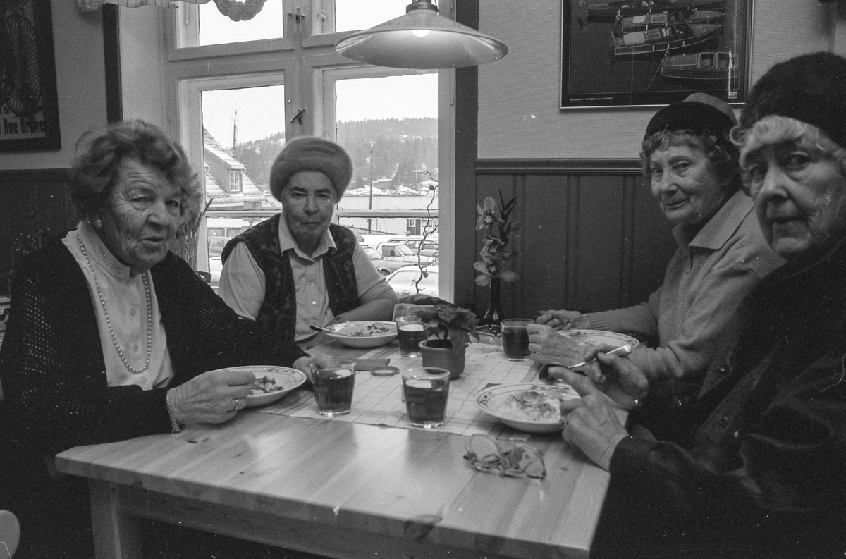 Ny cafe i Son. Fire voksne damer rundt cafebord, spiser grøt og blir skjenket saft eller kaffe.