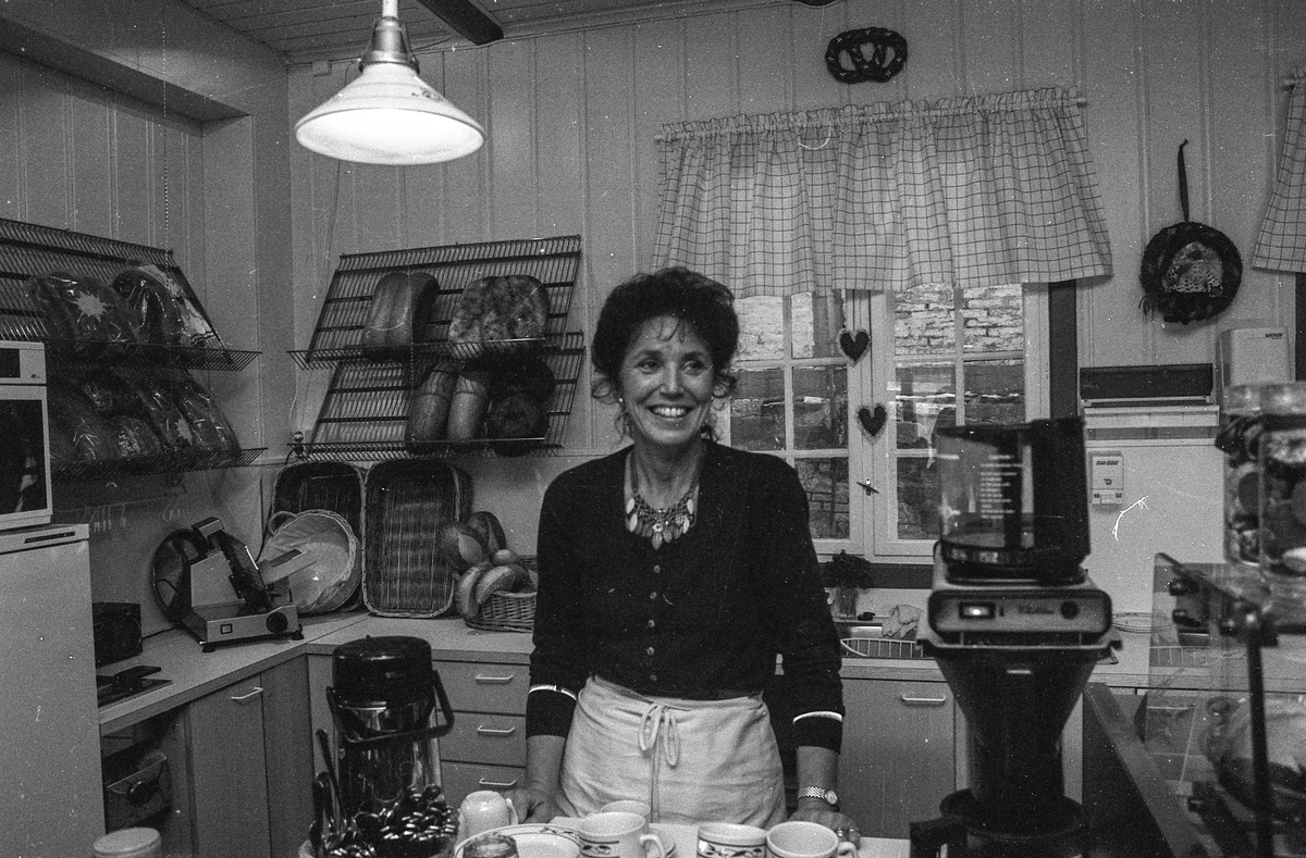 Ny cafe i Son. Fire voksne damer rundt cafebord, spiser grøt og blir skjenket saft eller kaffe.