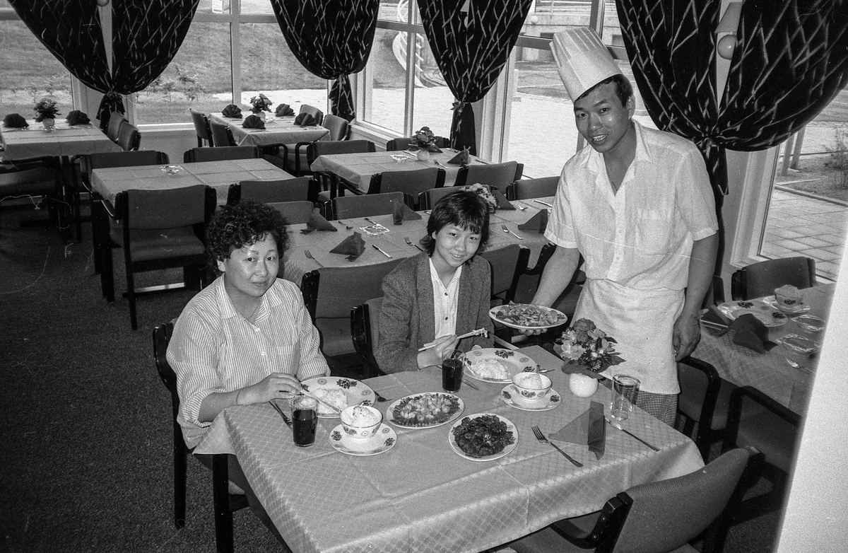 Ny kinaresturant i Ski Næringspark. Rong Hua House. Kokken Ming Hua Sai serverer mat til sin kone Chen Rong Juan og datteren Dai Ping.