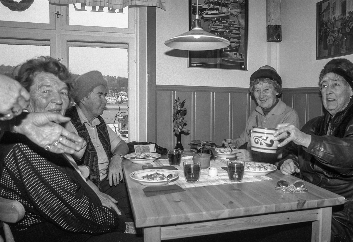 Ny cafe i Son. Fire voksne damer rundt cafebord, spiser grøt og blir skjenket saft eller kaffe.