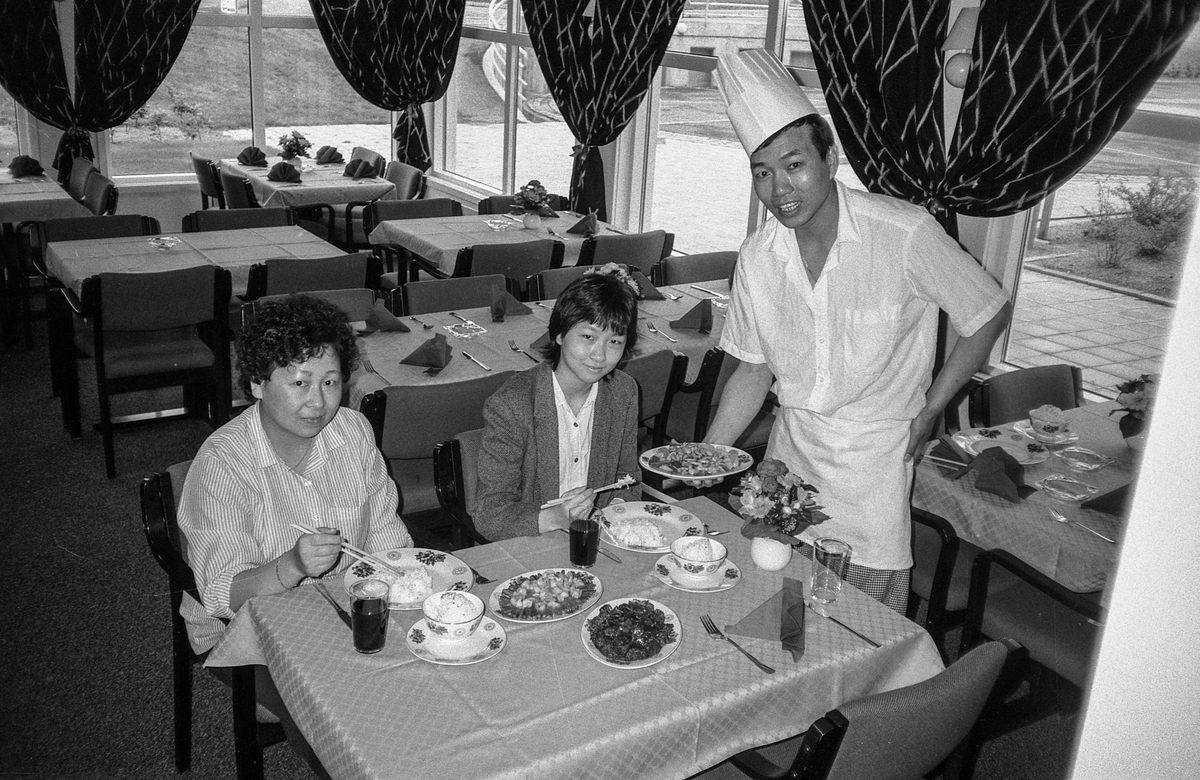 Ny kinaresturant i Ski Næringspark. Rong Hua House. Kokken Ming Hua Sai serverer mat til sin kone Chen Rong Juan og datteren Dai Ping.