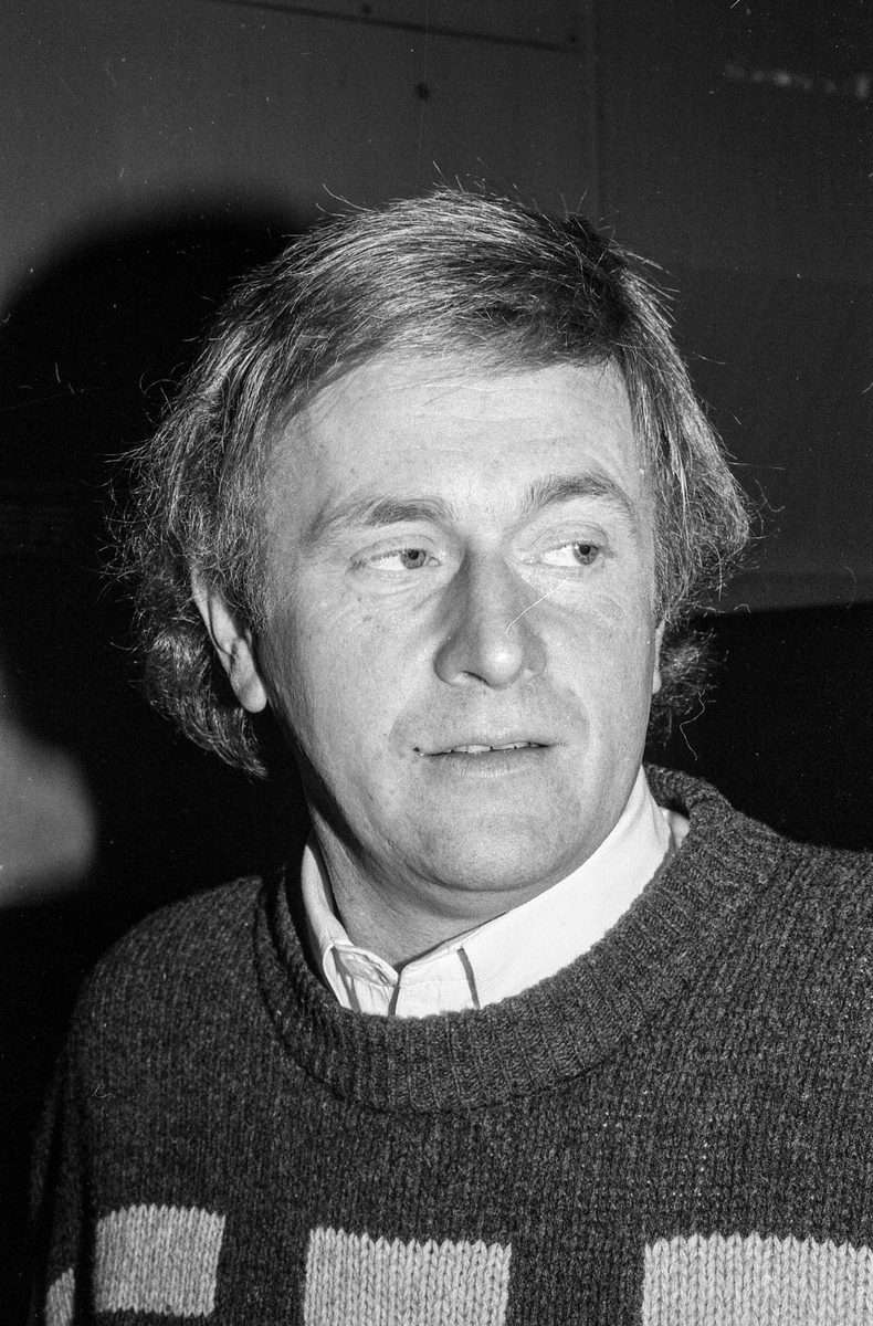 Østlandsvaskeriet i Ski ønsker å utvide bedriften på Folkestadjordet. Produksjonssjef Leif Myhre og hans stab vasker for millioner i året. damer som bretter og ordner med tøy.
