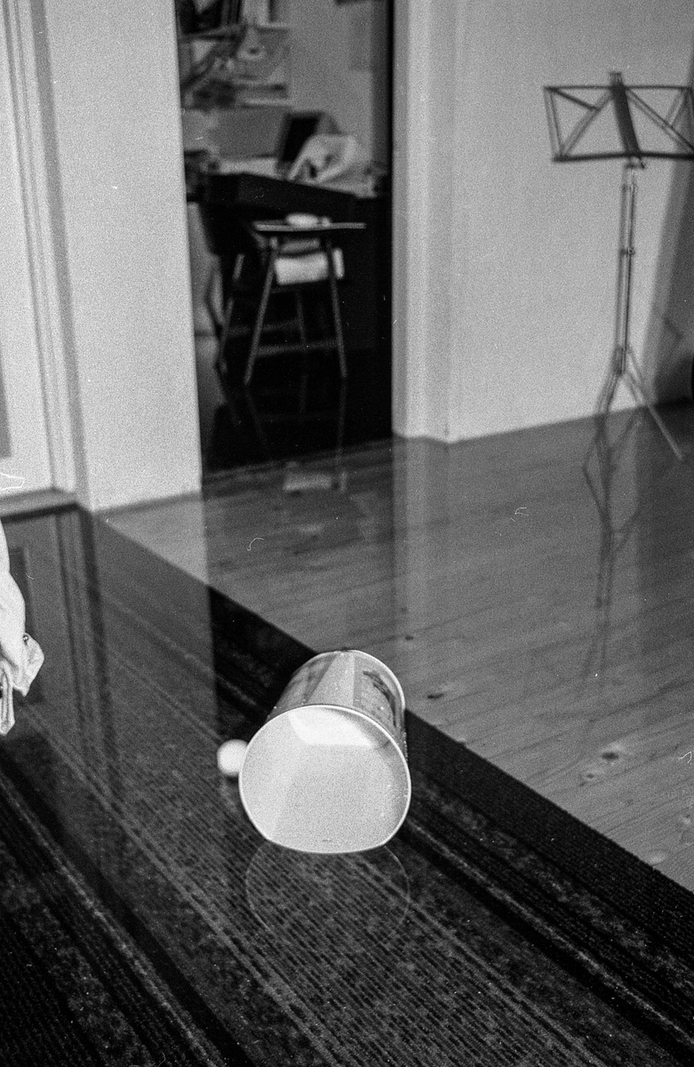Flom i Follo. Dame øser vann i kjelleren med plastbøtte. Flom over veier og jorder mellom Horgenkrysset i Ås og Frogn. Biler kjører i flomvannet.