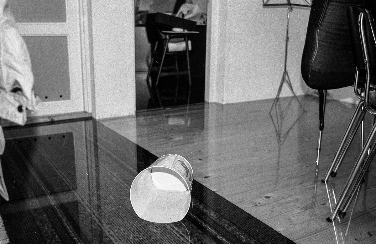 Flom i Follo. Dame øser vann i kjelleren med plastbøtte. Flom over veier og jorder mellom Horgenkrysset i Ås og Frogn. Biler kjører i flomvannet.