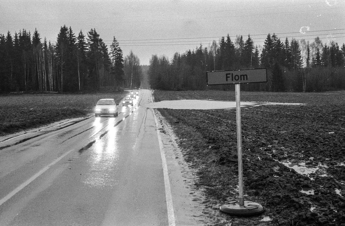 Flom i Follo. Dame øser vann i kjelleren med plastbøtte. Flom over veier og jorder mellom Horgenkrysset i Ås og Frogn. Biler kjører i flomvannet.