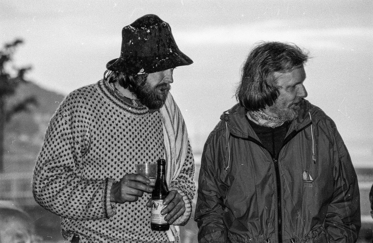 Gamle Drøbak verneforening har grillfest i hagen til Ringgården. Jan Kåre Øien med masse skjegg, hatt og busserull. Fra venstre: Erik Halvorsen, Jan Kåre Øien og Jan Petter Seim.