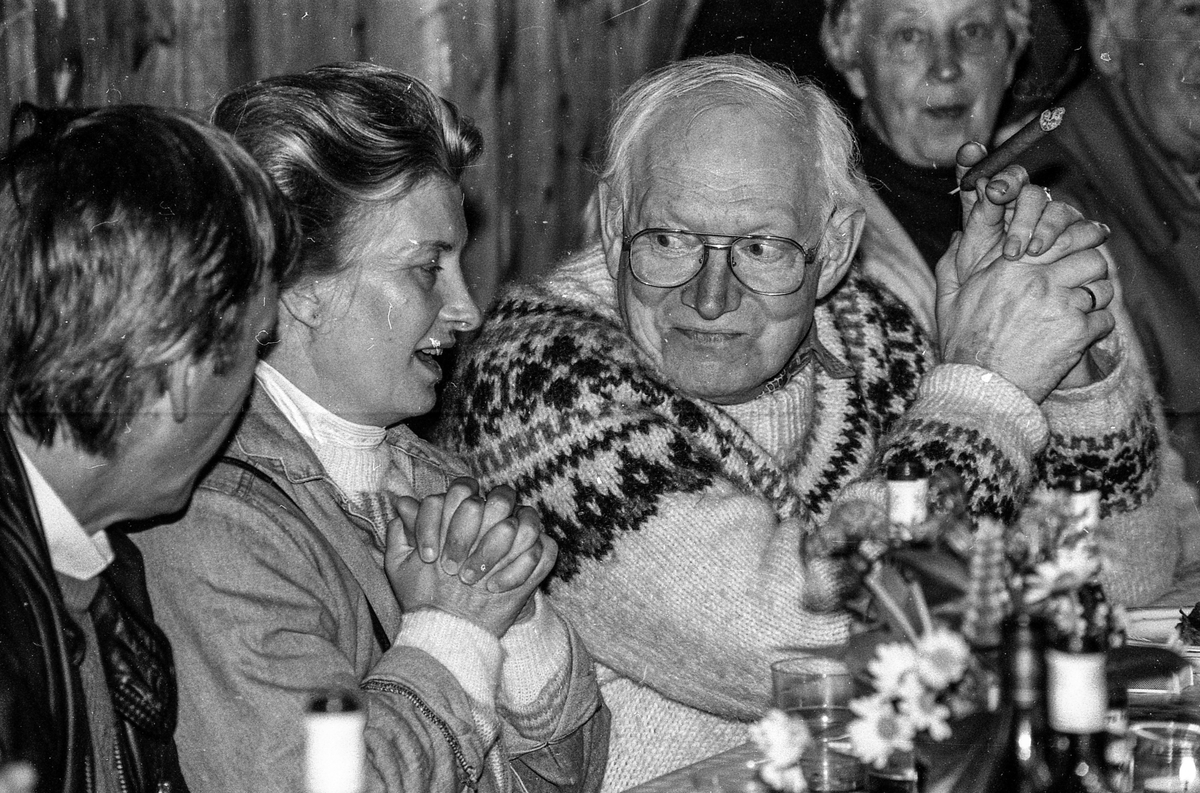 Gamle Drøbak verneforening har grillfest i hagen til Ringgården. Jan Kåre Øien med masse skjegg, hatt og busserull. Fra venstre: Erik Halvorsen, Jan Kåre Øien og Jan Petter Seim.