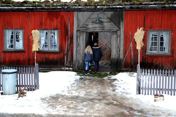 Skoleelever på vei inn i Petershagen kro.