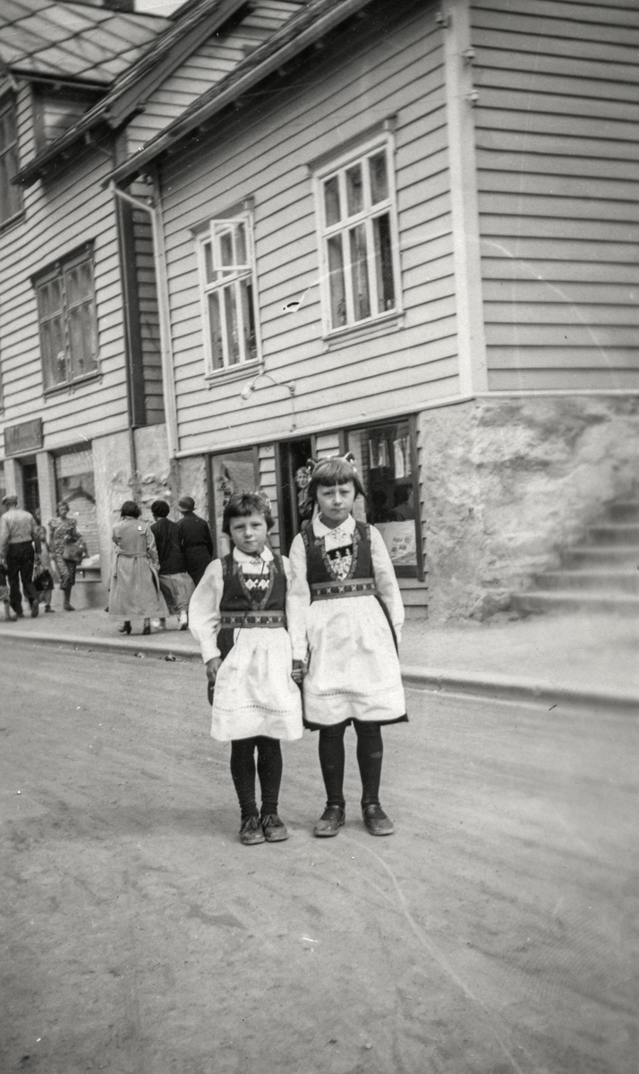 Søstrene Aga i Brotateigen.