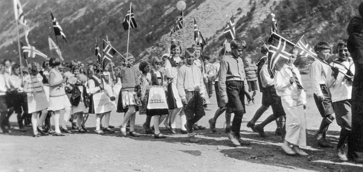 17.mai-tog på Tveitahaugen i Tyssedal