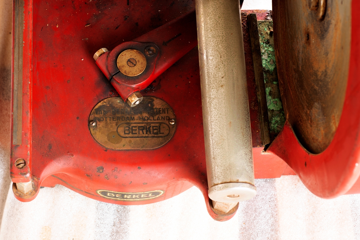 Skjæremaskin for kjøttmat i metall. Rød, blank, hvit. jern, stål og marmor
Produsert av Berkel i Rotterdam, Holland (Nederland)