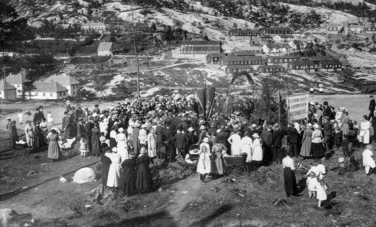 Folkemengde feirer 1.mai på Tveitahaugen i Tyssedal.