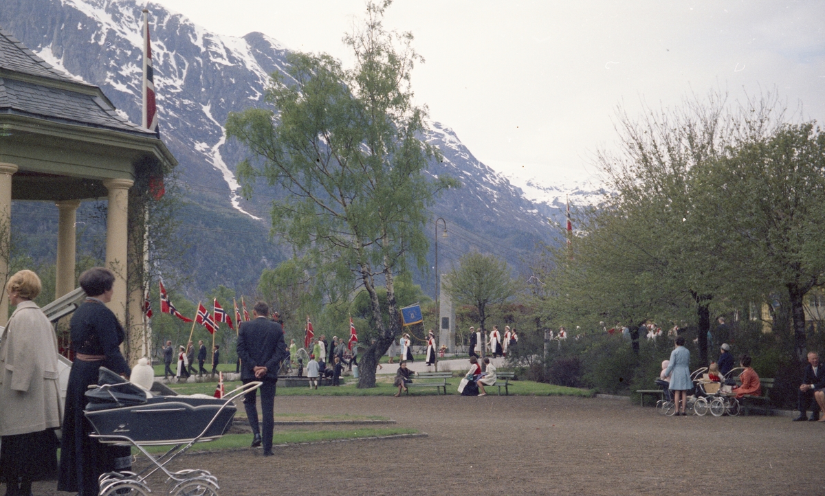 17. mai-feiring ved paviljong i Tyssedal 