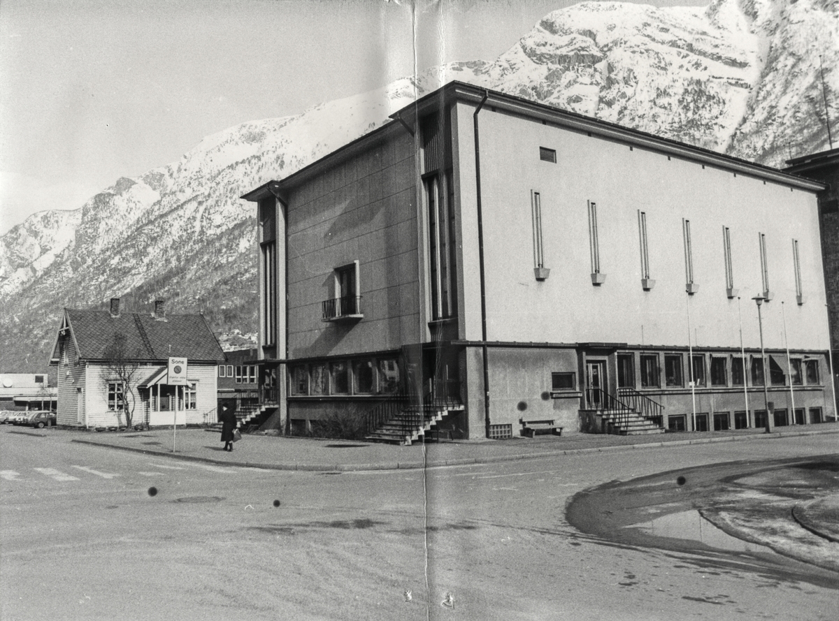 Rådhuset i Odda med Apoldhuset i bakgrunn.