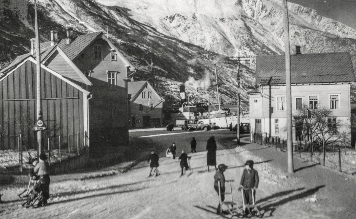 Barn på sparkstøtting ned mot Torget i Odda.